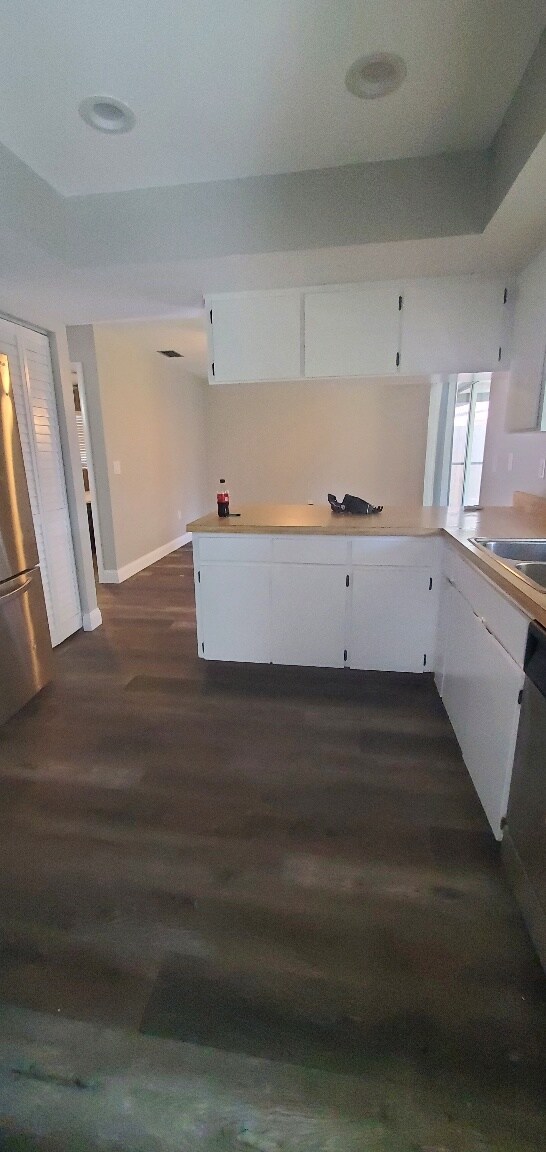 Kitchen/ sitting area/bar - 6785 Sandwater Trl N