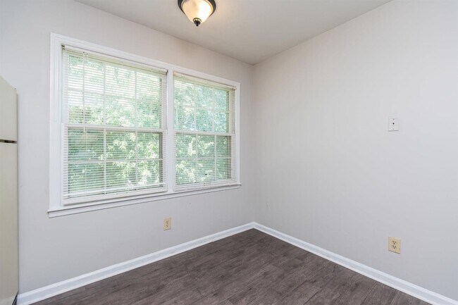 Building Photo - 3736 Camelot Dr