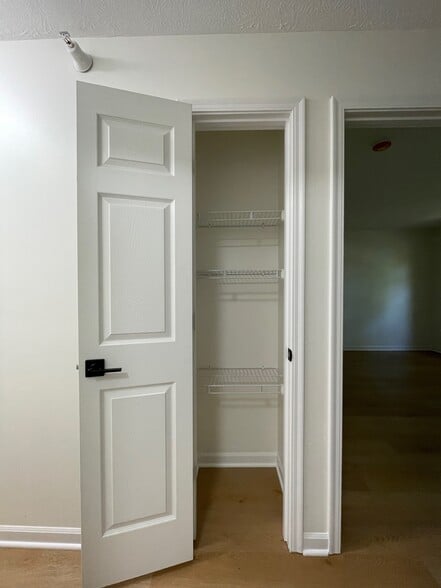 2 linen closets - 5680 Keystone Close