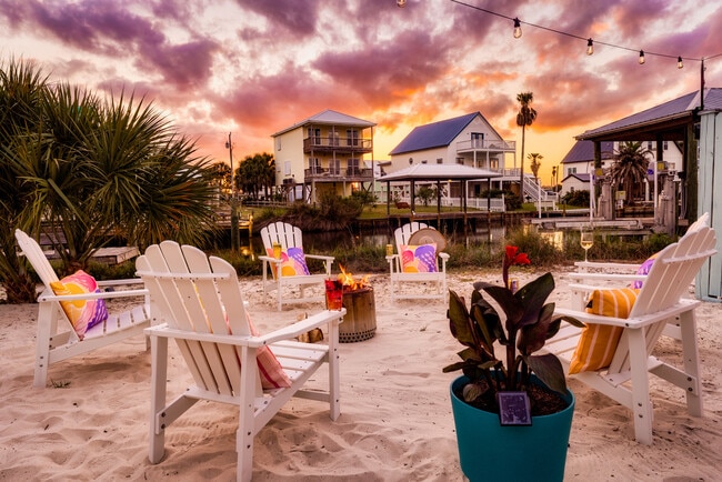 Building Photo - 105 W 7th St