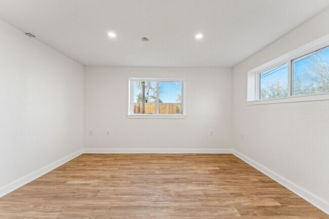 Building Photo - 1Bed/1Bath Apartment with HUGE Private Yard!