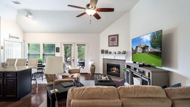 Building Photo - Beautiful 3 bedroom 2 bath and an office w...