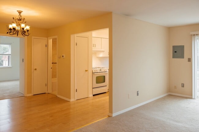 Building Photo - 1304 Normandy Ct