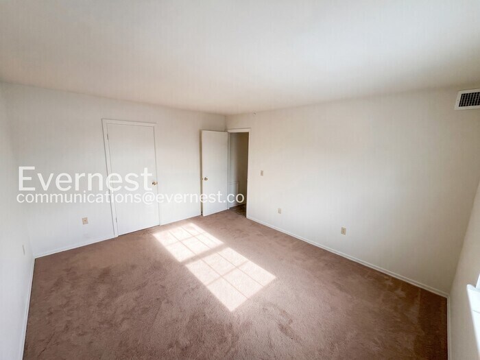 Building Photo - 12916 N Cresap St