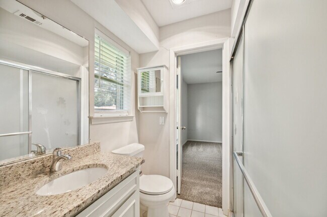 Building Photo - 1725 Northcrest Dr