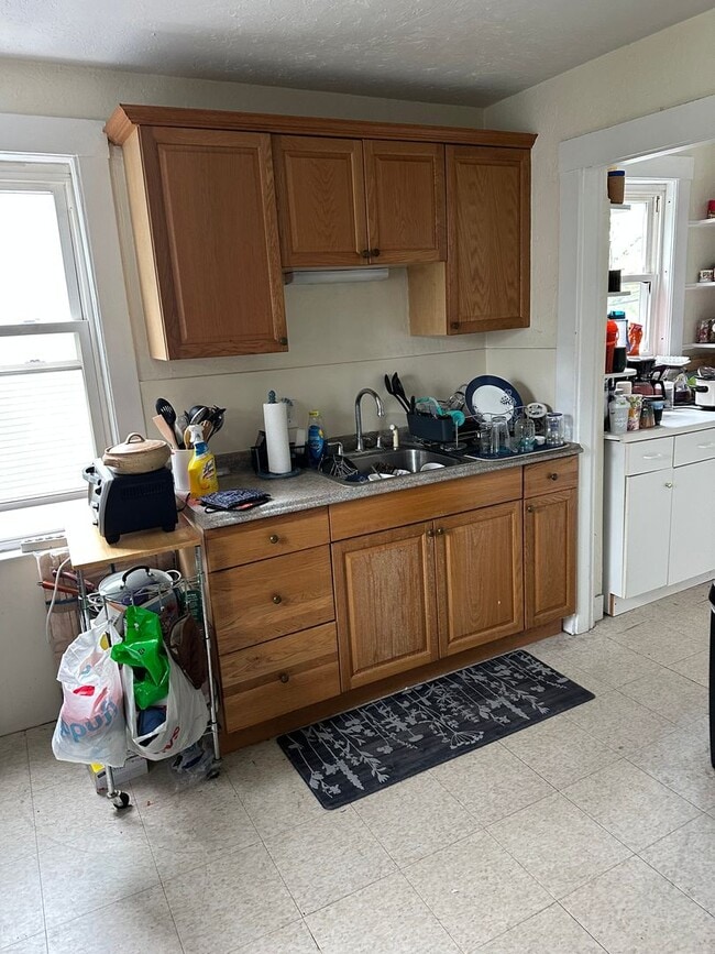 Building Photo - No Brokers Fee, Pets-Friendly , Parking Included, Porch, Laundry on a Site