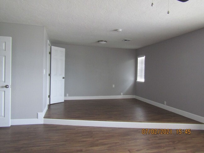 Building Photo - MACARTHUR AREA!! PETS NEGOTIABLE WITH OWNE...