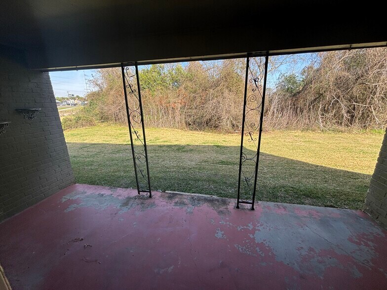 Patio w/yard - 3121 Johnston St