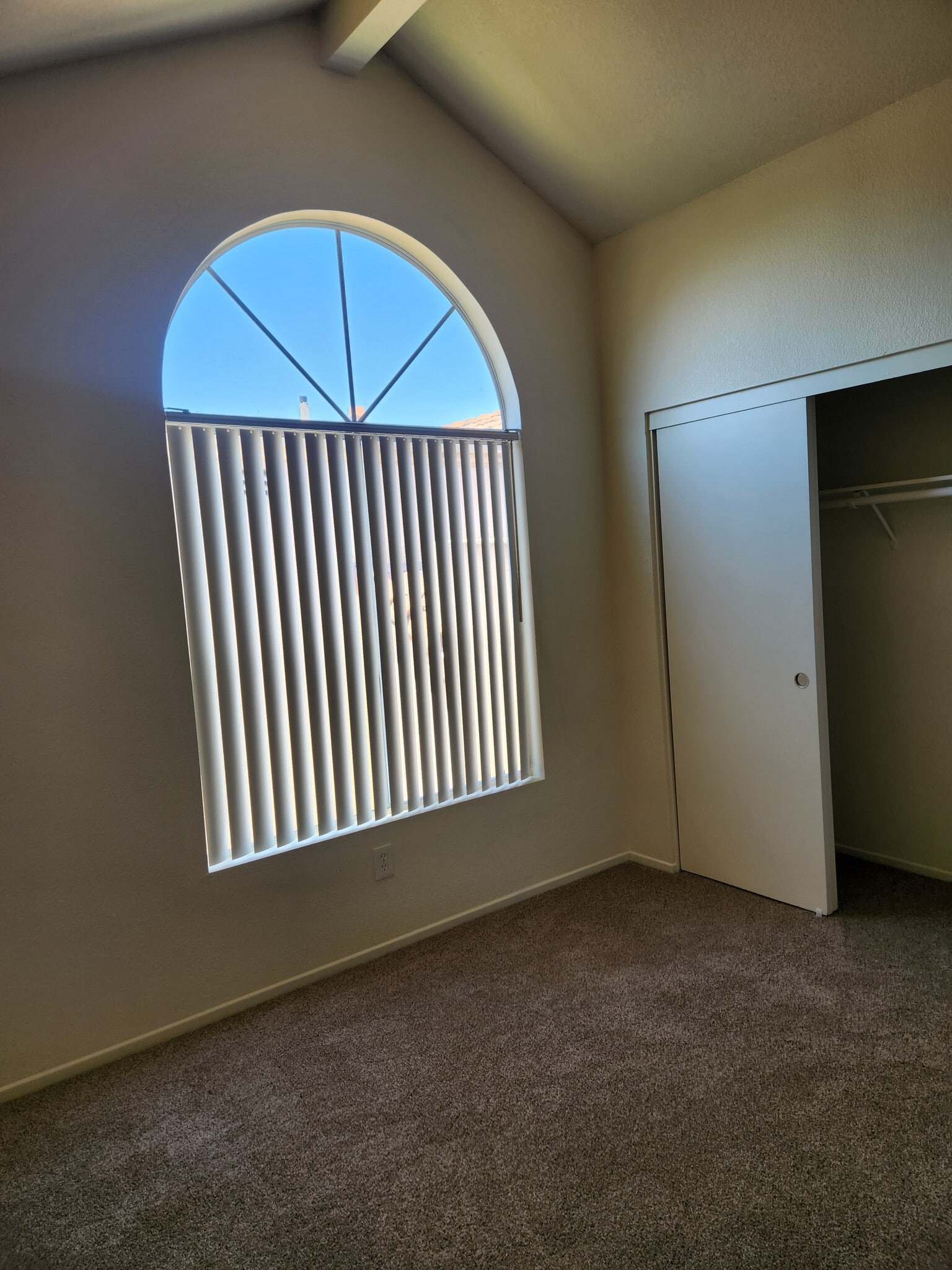 Bedroom 2 with wardrobe closet - 9502 Walker St