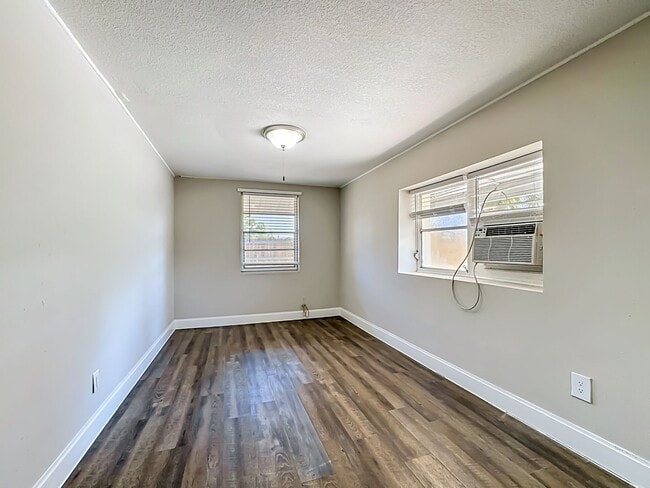 Building Photo - 702 21st Ave W