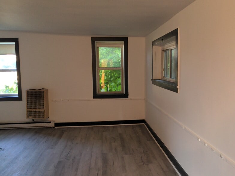 Style E6: studio - 21 Depot St