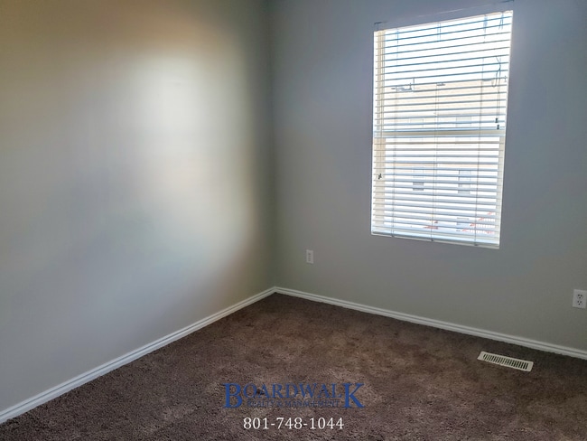 Building Photo - Incredible Townhome in WVC!