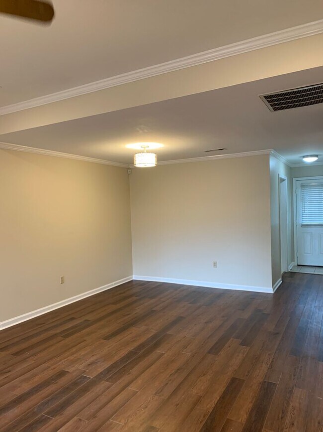 Building Photo - Florida Blvd / Sherwood Forrest