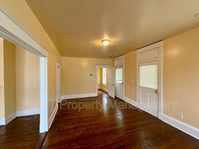 Building Photo - 806 E 31st St