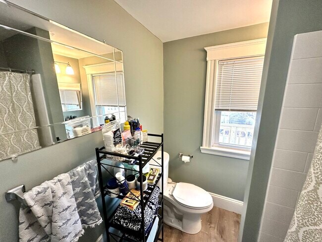 Building Photo - 156 Main St