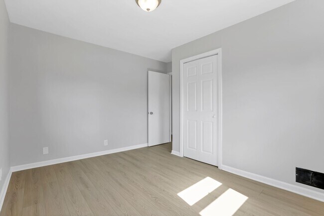 Building Photo - 307 S Wheatland Ave