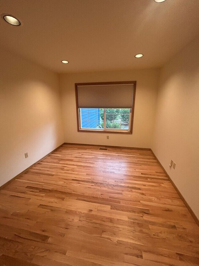 Building Photo - 4 Bed 3 Bath Fully Fenced Kenmore Home
