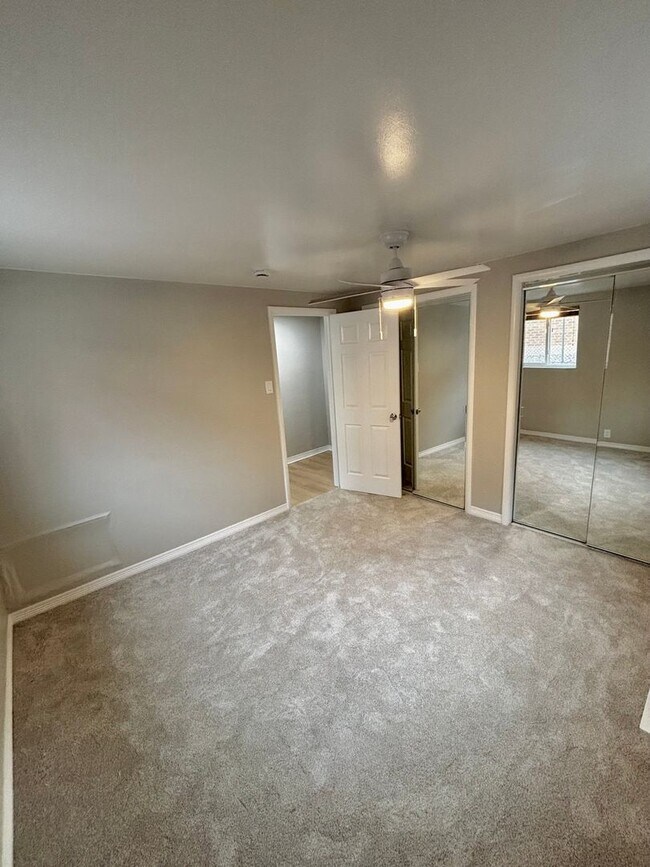 Building Photo - Prime Location! 1BR Bungalow Near DU, Ligh...