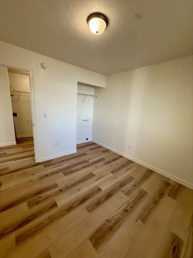 Building Photo - 3 bed 1 bath duplex