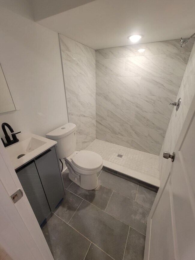 Building Photo - Fully beautiful rehab 4 bed 2.5 bath secti...