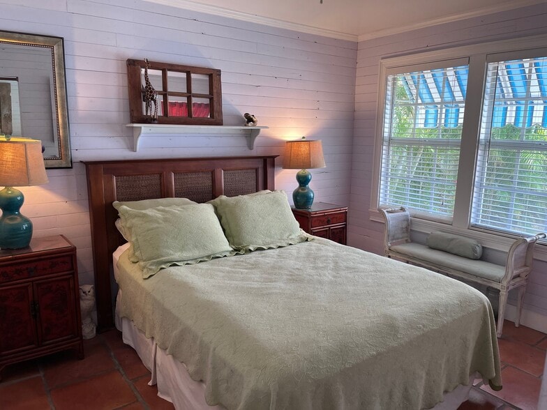 Building Photo - 525 N Lakeside Dr