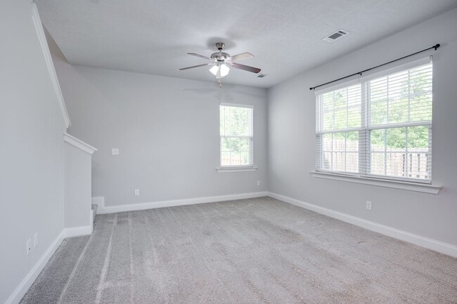 Building Photo - 3 Bedroom 2.5 Bath Townhouse