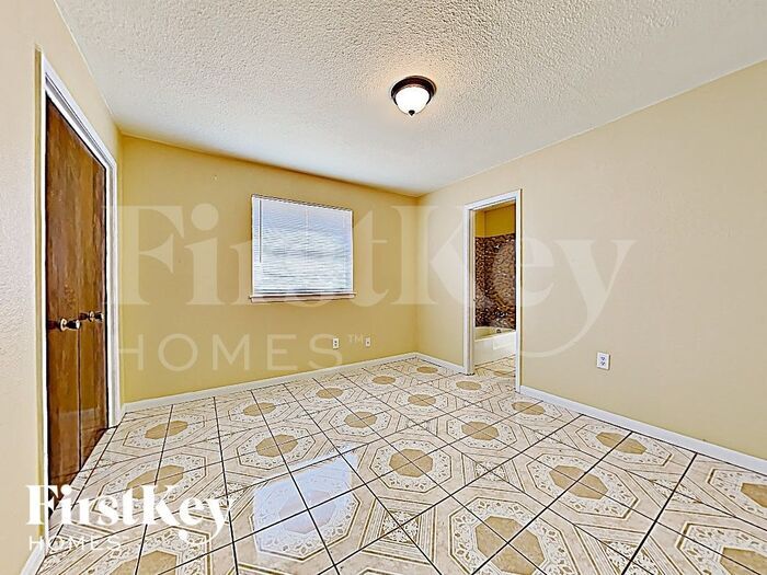 Building Photo - 2405 Laredo Ct