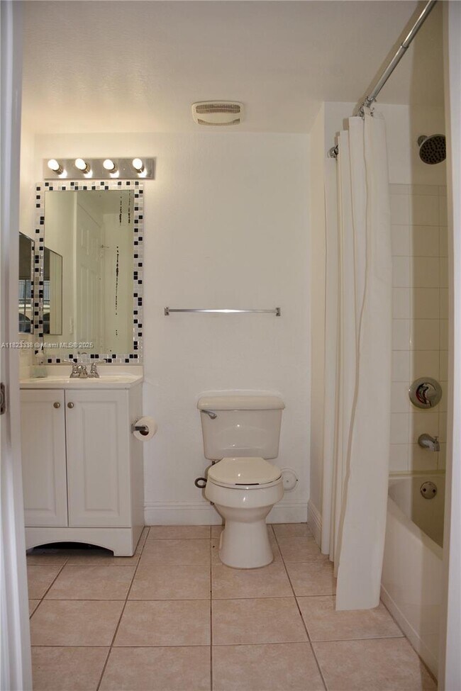 Building Photo - 2586 Centergate Dr