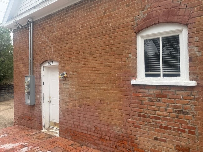Building Photo - 607-611 COLORADO AVE