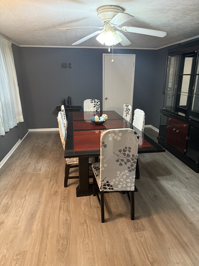 Building Photo - 104 E Pearl St