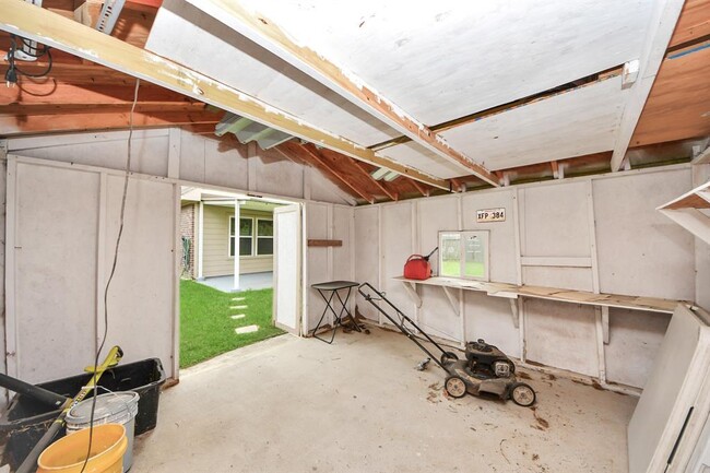 Building Photo - 122 Persimmon Dr