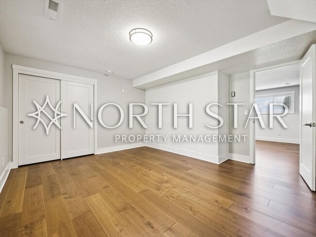 Building Photo - 860 S Skyland Dr