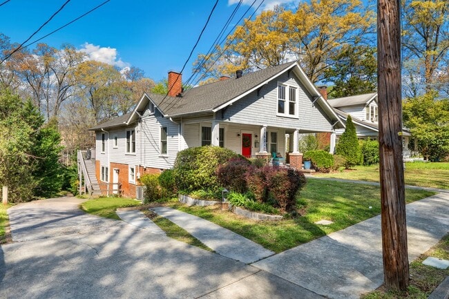 Building Photo - Beautiful apartment less than 1 mile from Brightleaf Square! Utilities Included!