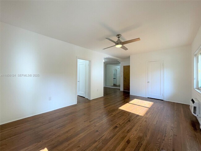 Building Photo - 955 Bay Dr