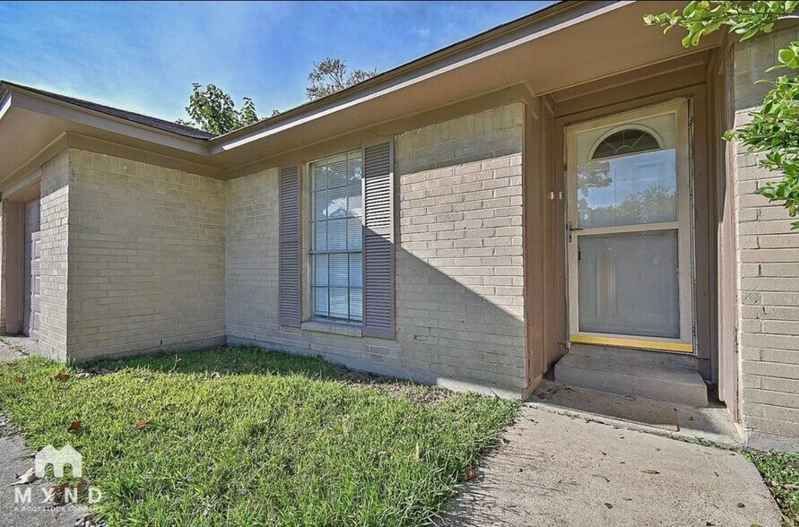 Front - 712 Meadowglen Dr