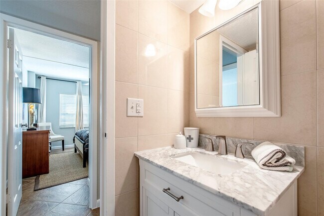 Building Photo - 1831 NE 38th St