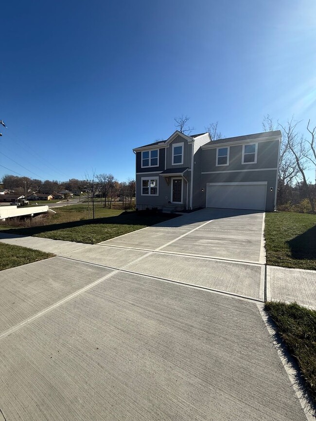 Building Photo - Home for the Holidays!