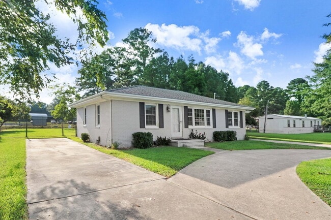 Building Photo - RENOVATED 2 BR, 1.5 BA W/ DETACHED GARAGE/ STORAGE - PIKEVILLE SCHOOLS