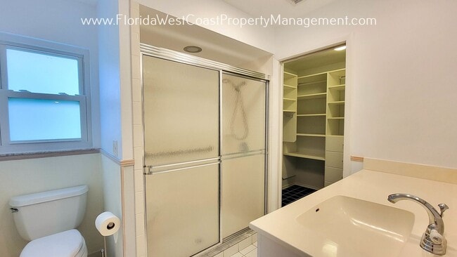 Building Photo - CLASSIC SARASOTA POOL HOME WITH UPDATES AN...