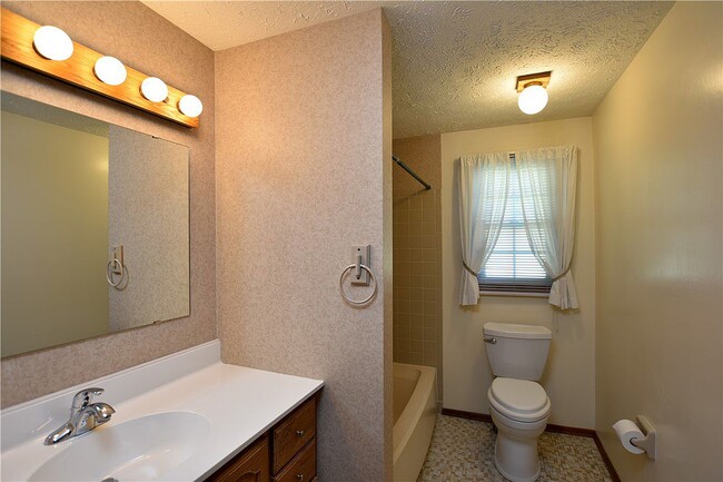 Building Photo - 106 Castle Grove Dr