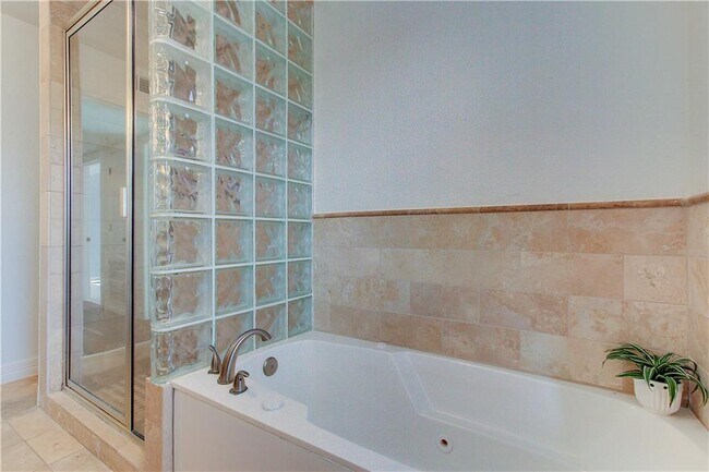 Building Photo - 9305 Granada Hills Dr