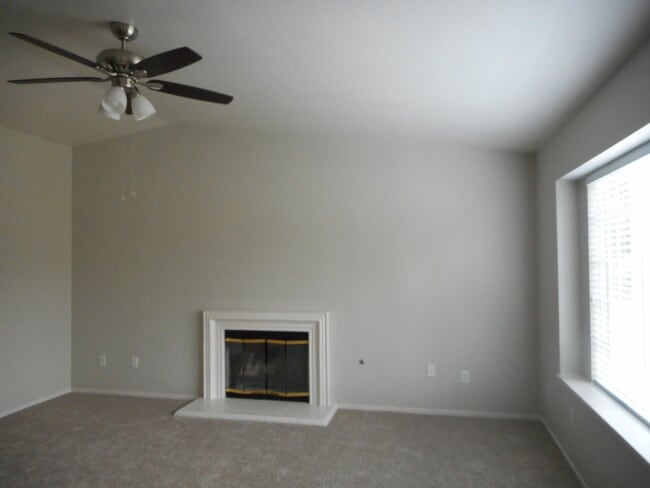 Primary Photo - 2211 W Sweet Ct
