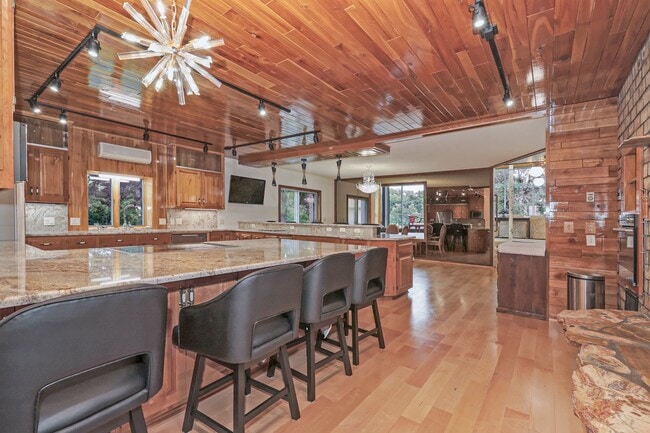 Building Photo - Luxury Riverfront Home