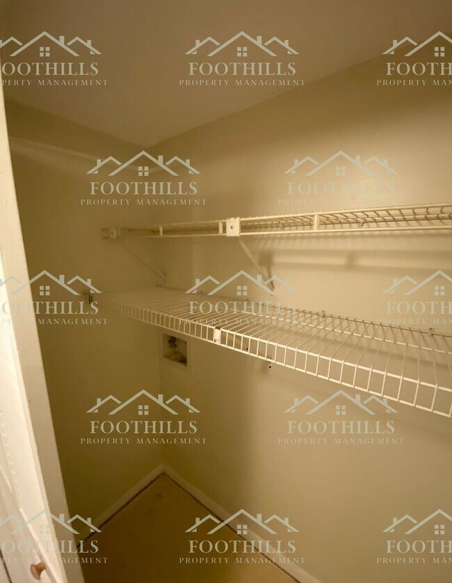Building Photo - 2 bedroom, 2 bathroom condominium unit nea...