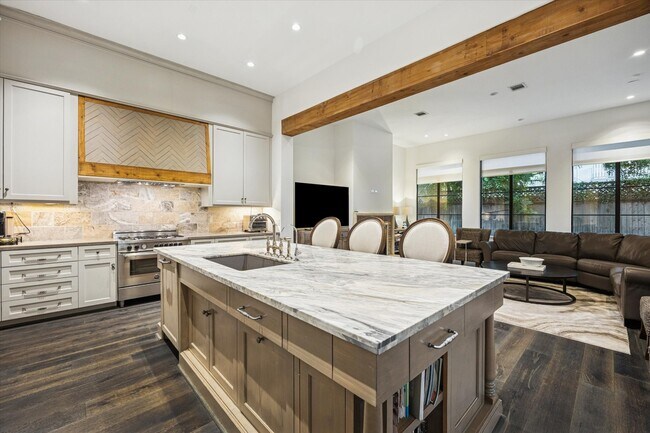 Building Photo - 5353 Lampasas St