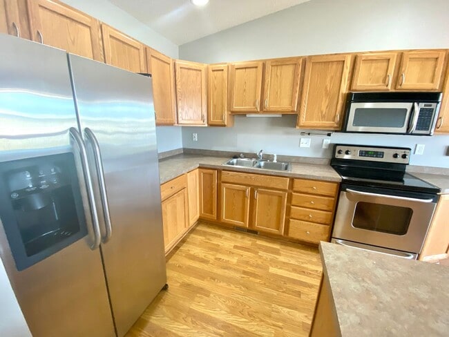 Building Photo - 3 bed, 2 bath Twinhome