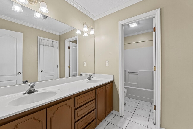 Building Photo - 15 Mulberry Ln