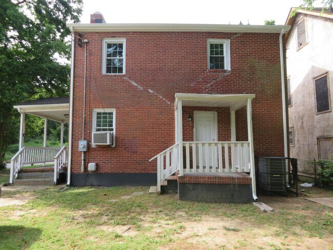 Building Photo - Newly renovated and updated home in Historic Petersburg.