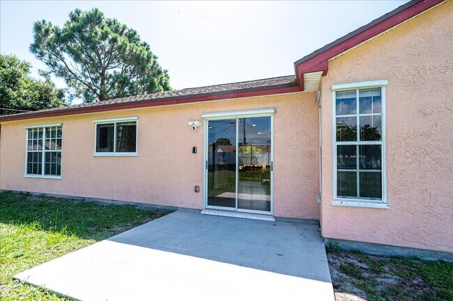 Building Photo - 2175 SE Heathwood Cir
