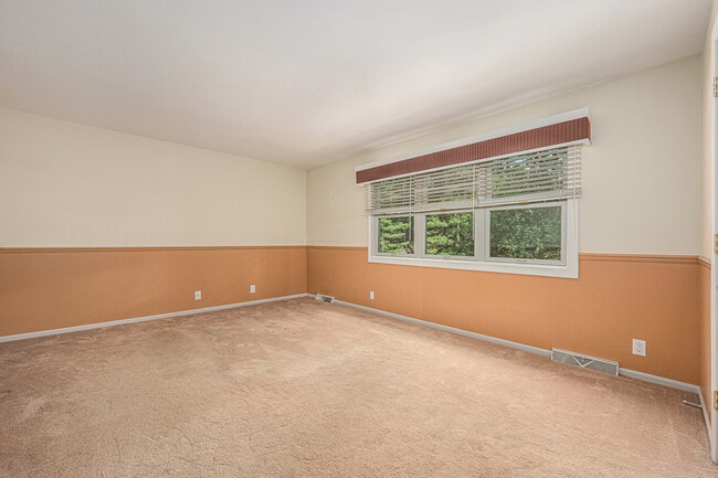 Building Photo - 3310 Lake Dr